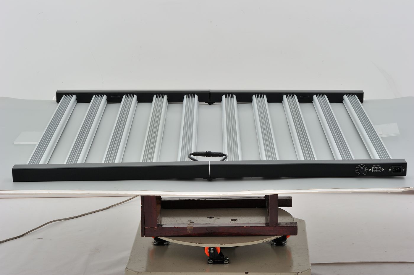 Foldable 8-bar LED grow light on turntable